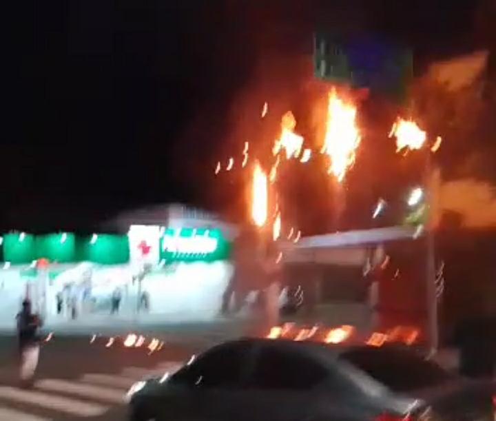 Curto-circuito causa incêndio e assusta pedestres em avenida em Manaus