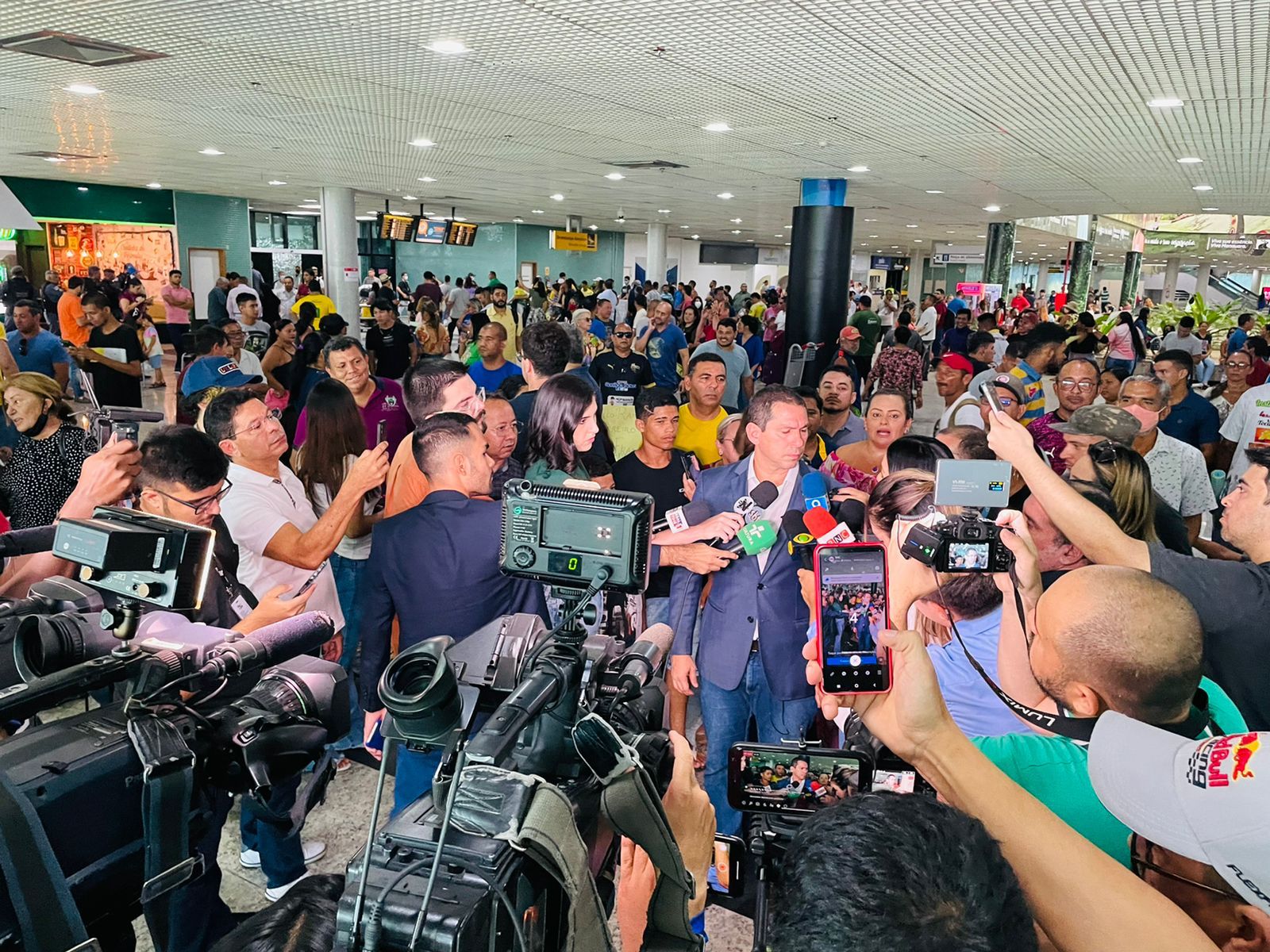 População faz manifestação em apoio a Marcelo Ramos em aeroporto de Manaus 