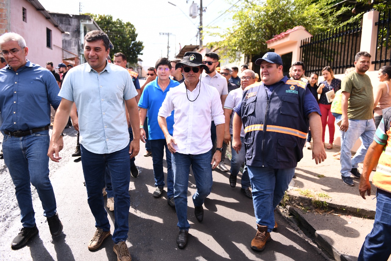 Wilson e David visitam obras de recapeamento nas zonas Norte e Centro-Oeste de Manaus