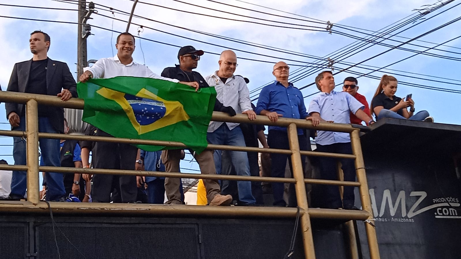 Com vídeo do pai na Marcha para Jesus em Manaus, Flávio Bolsonaro diz que vitória será no 1º turno