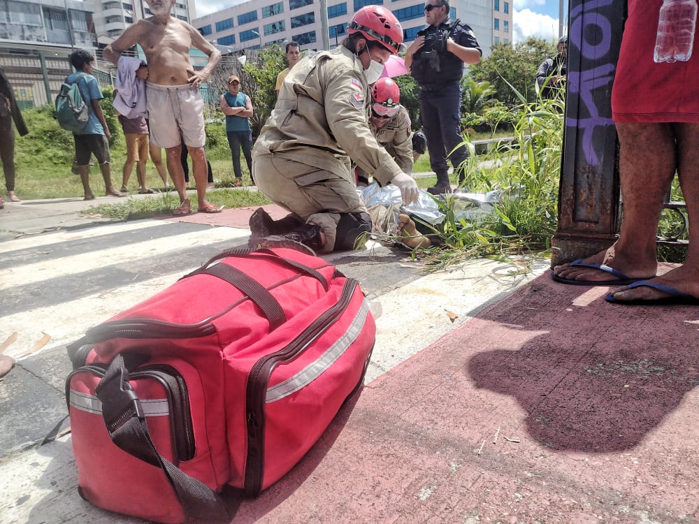 Homem é perseguido e crivado de balas após assaltar casal em praça de Manaus