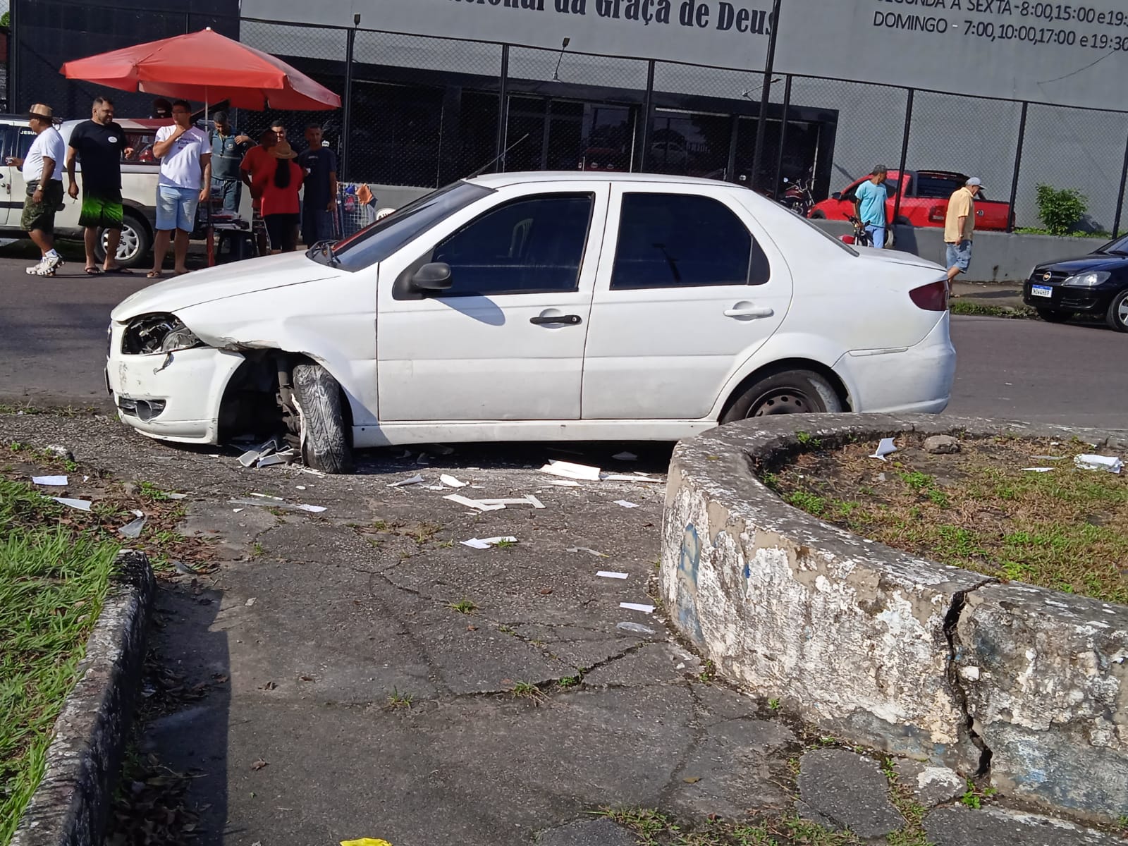 Motorista bêbada invade banca de café da manhã e atropela clientes em Manaus