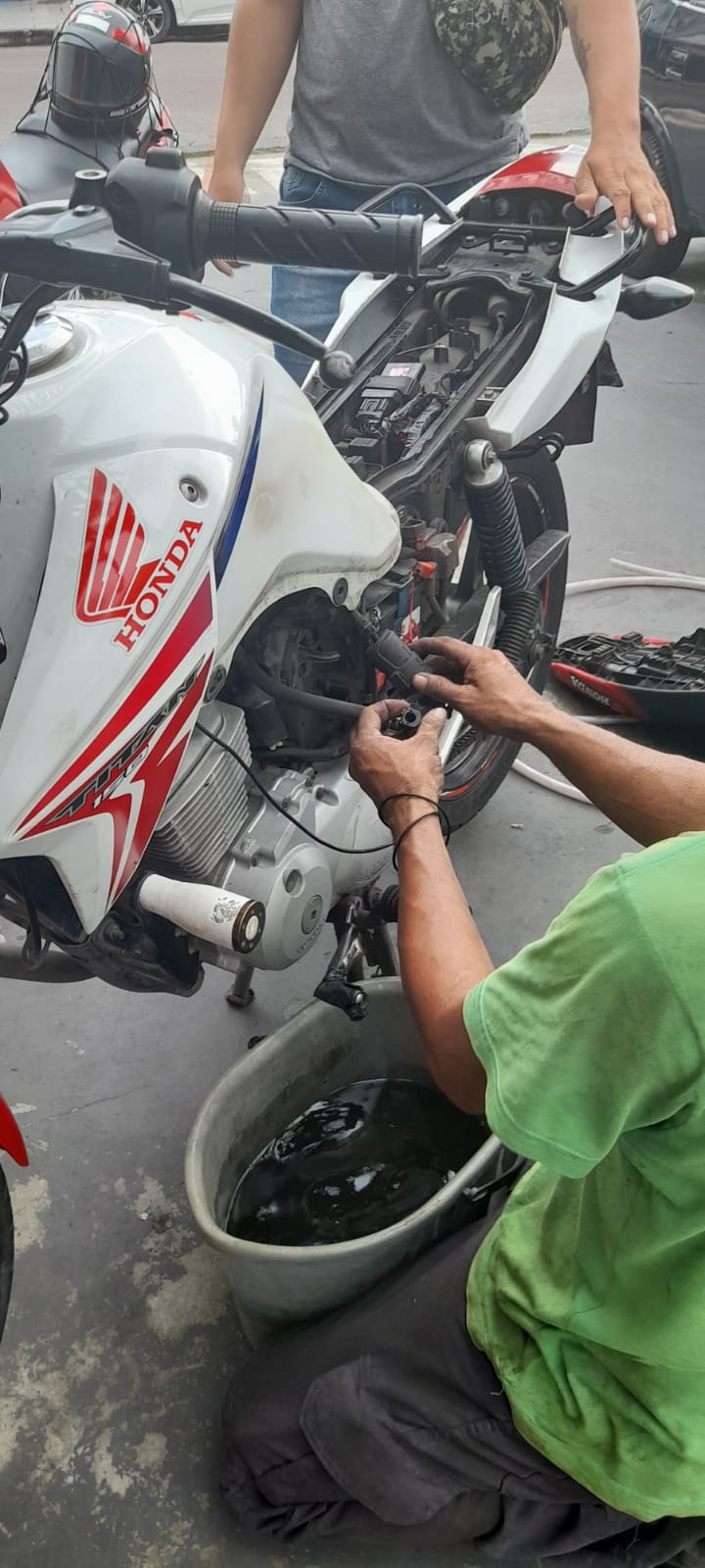 Vídeo: Clientes flagram venda de gasolina adulterada e se revoltam em posto de Manaus