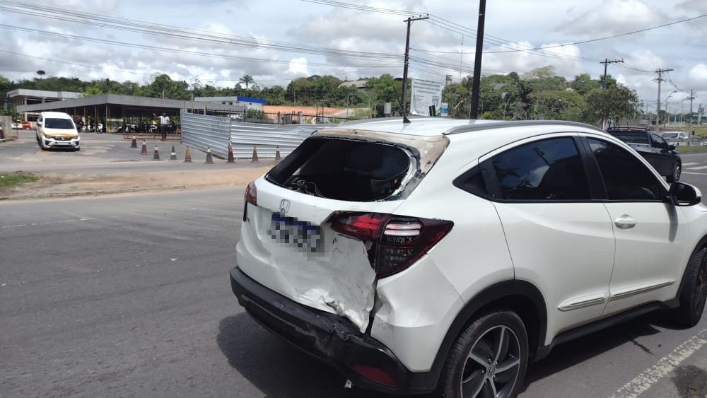 Motorista faz retorno proibido e causa acidente com 2 feridos em avenida de Manaus