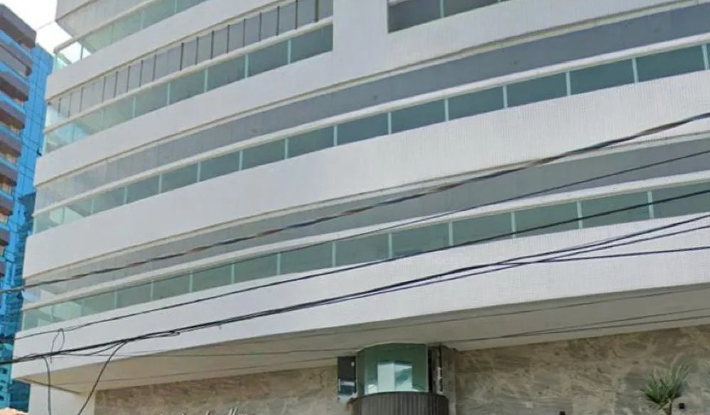 Criança de 6 anos despenca de prédio e morre após pai sair com a namorada