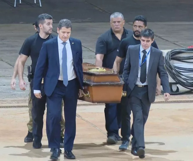 Restos mortais encontrados em buscas por Dom e Bruno chegam em caixões a Brasília