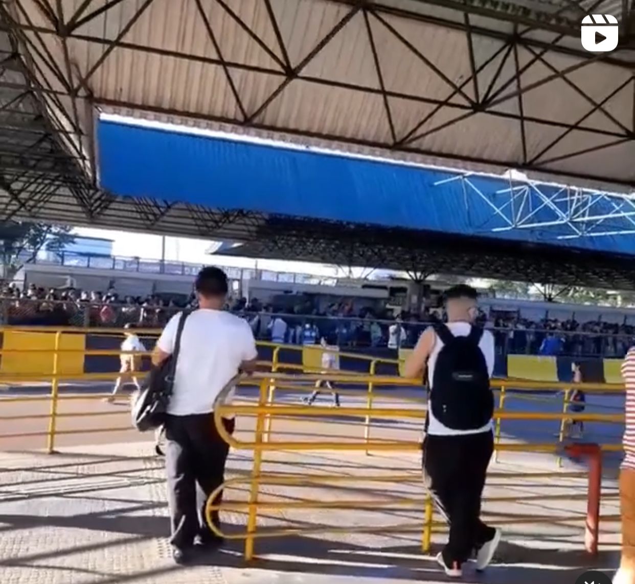 Terminal de ônibus em Manaus lota após problemas no sistema de bilhetagem; Vídeo 