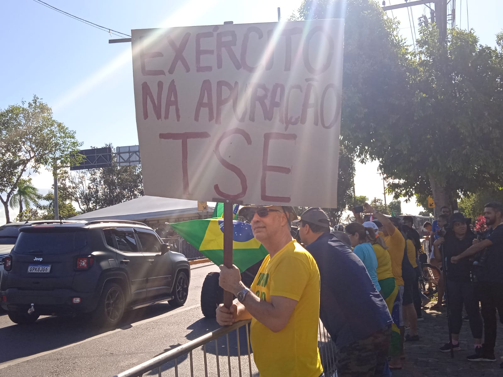 Apoiadores de Bolsonaro levam faixas em apoio ao presidente durante motociata