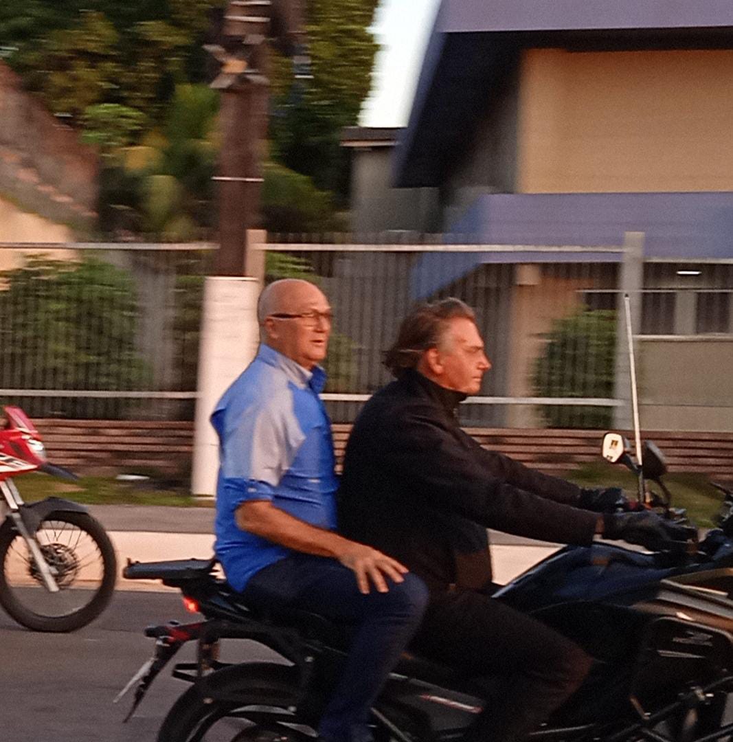 Sem capacete, Bolsonaro percorre avenidas de Manaus em motociata; vídeo