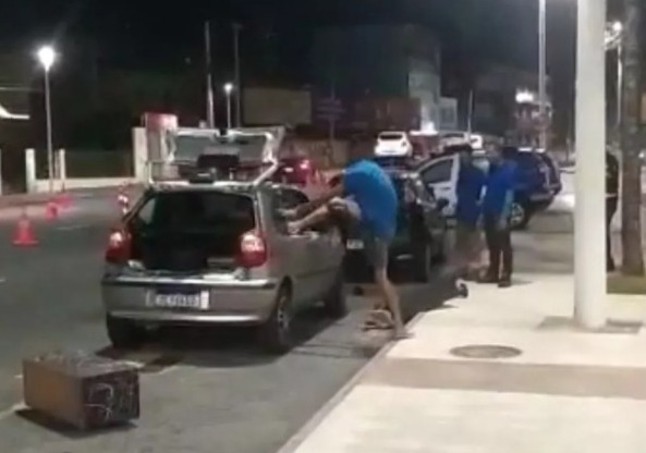 Homem tem ataque de fúria e destrói carro em blitz: ‘não deixarei meu bem para o estado’