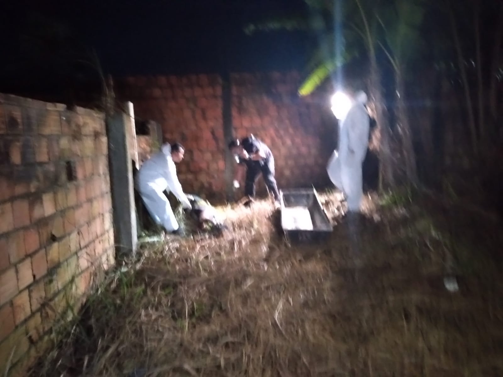 Corpo coberto de capim é encontrado dentro de construção em Manaus