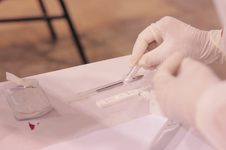 Cientistas estudam paciente que testa positivo para covid há mais de 1 ano