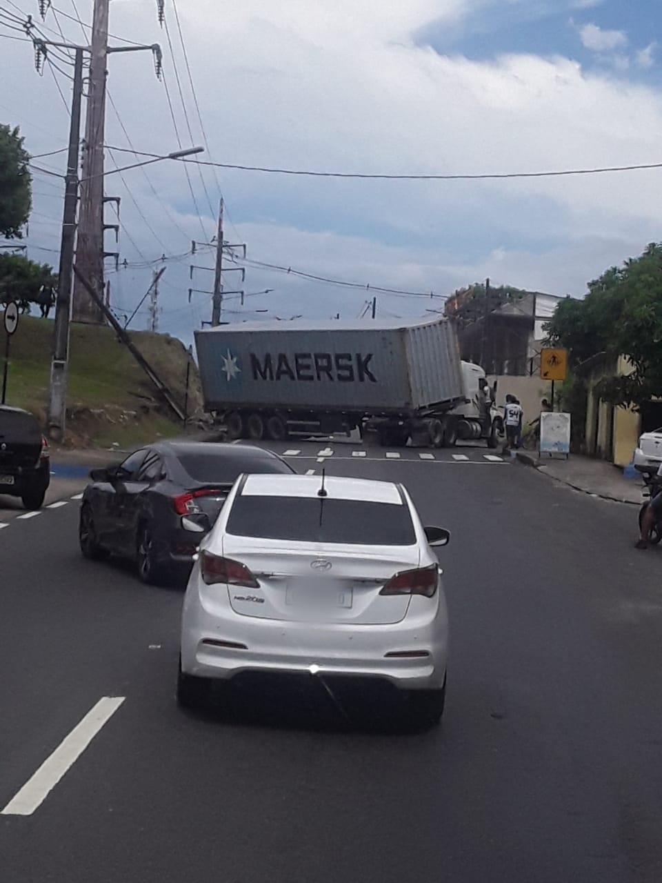 Carreta tomba após acidente e bloqueia avenida em Manaus