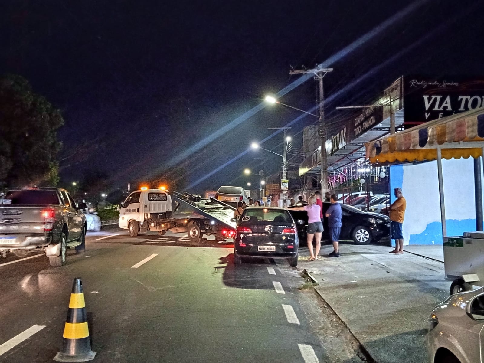 Carro rodopia em avenida após violenta colisão em Manaus