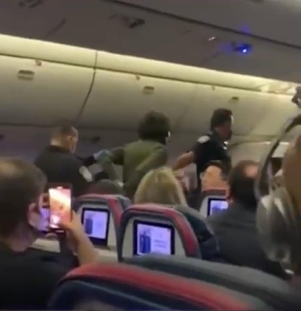 Brasileiro agride comissária em voo para Nova York e avião faz pouso não programado; vídeo