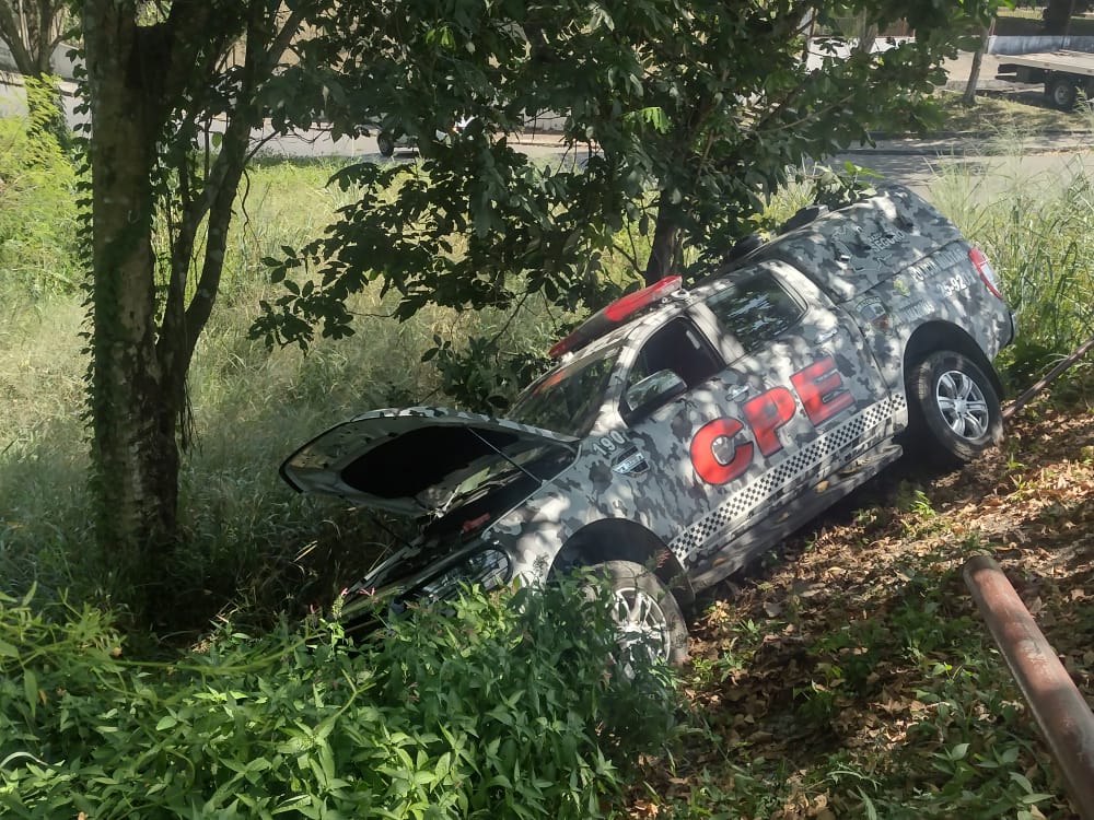 Viatura vai parar dentro de matagal durante acidente em Manaus