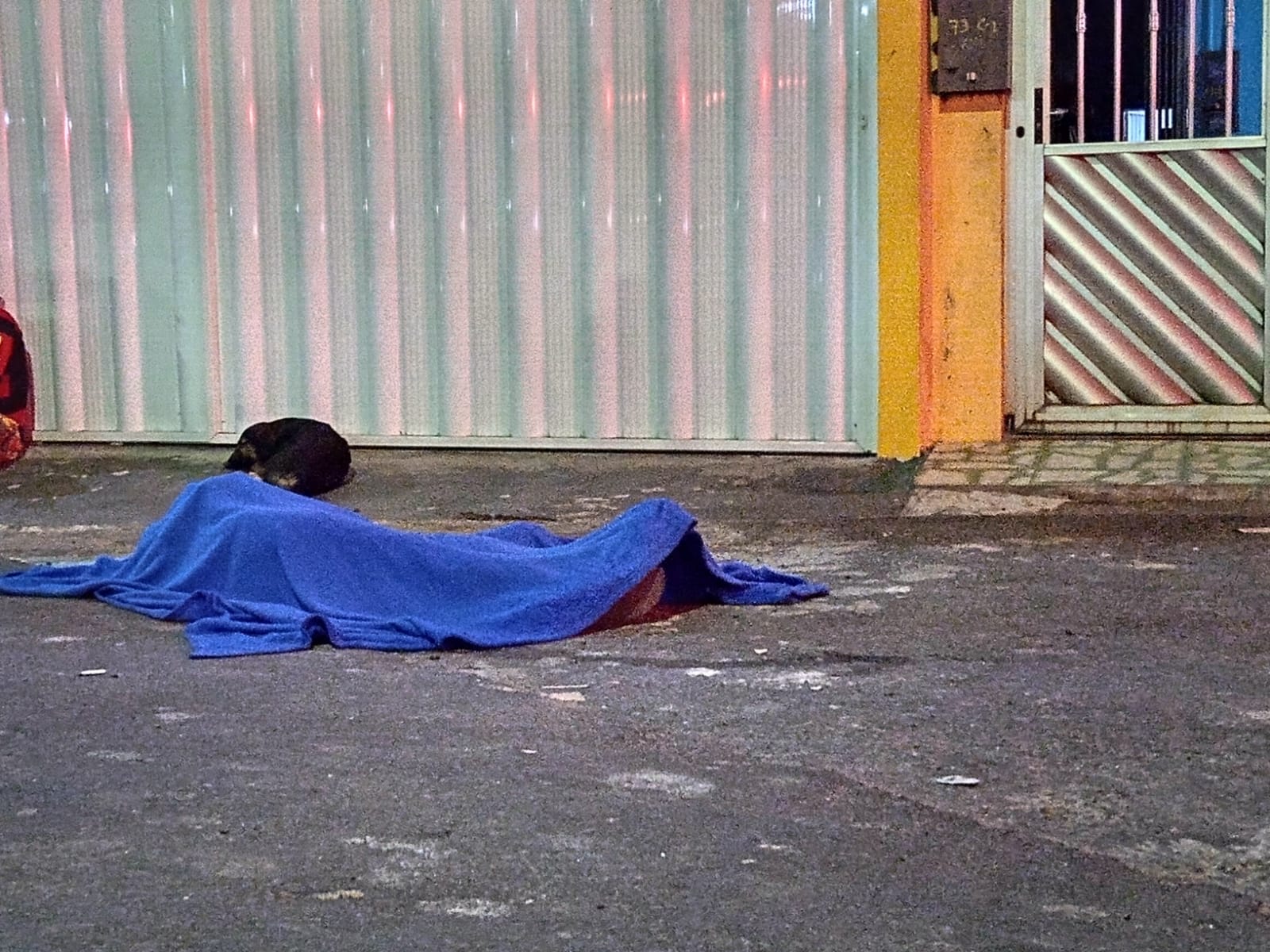 Homem cai morto no meio da rua após ser baleado por criminosos em carro em Manaus 