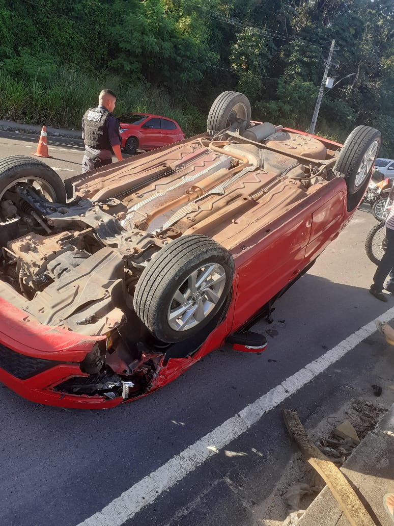 Carro com criança dentro capota em acidente em avenida de Manaus 