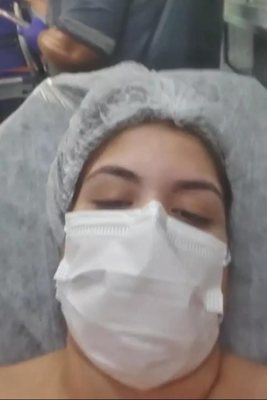 Mulher mantida em cárcere por médico faz nova cirurgia para remover pele 'apodrecida'