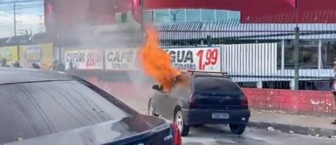 Carro pega fogo na frente de supermercado e assusta condutores em Manaus; vídeos