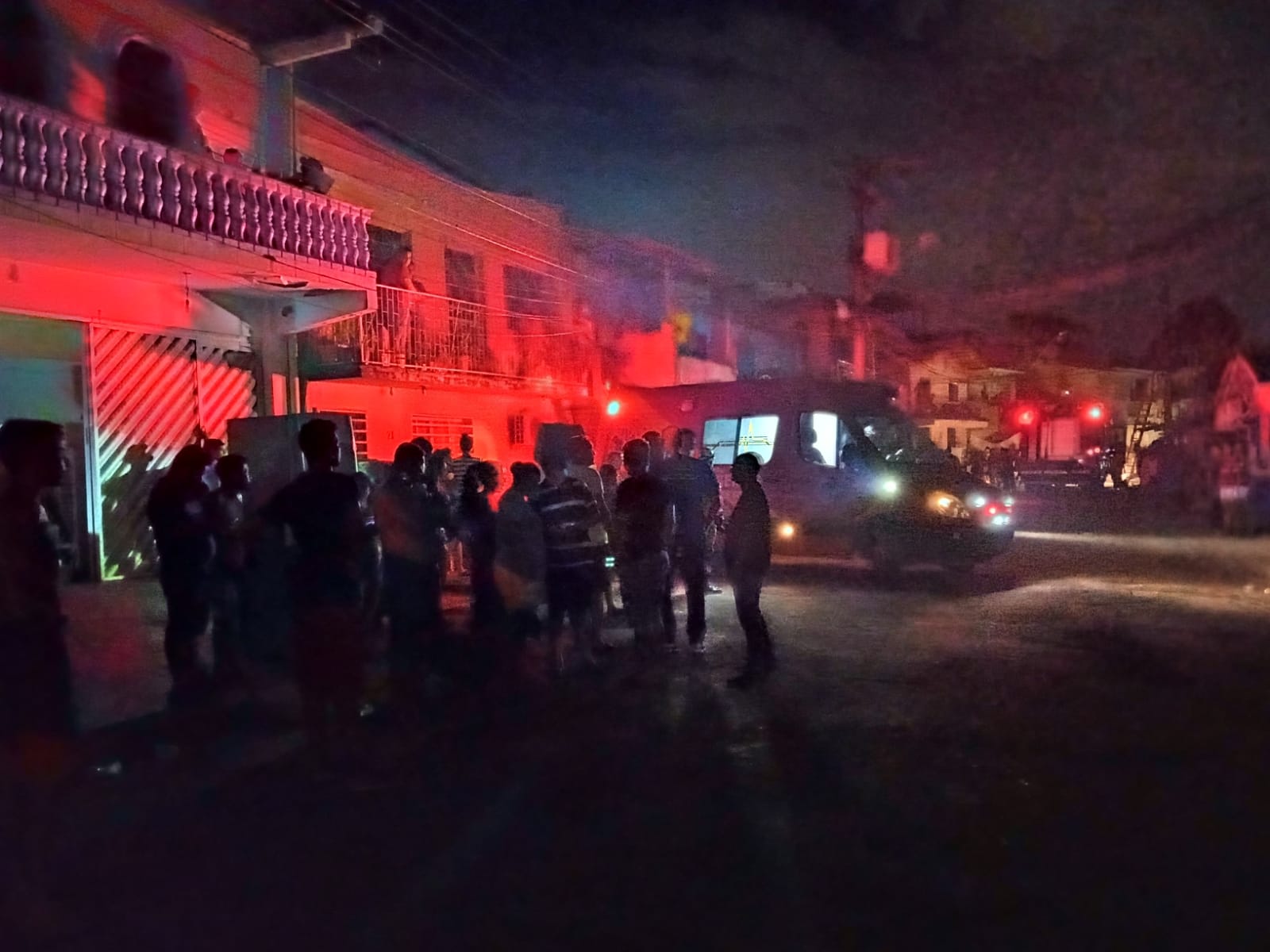 Campanha arrecada roupas para vítimas de incêndio que destruiu 16 casas em Manaus