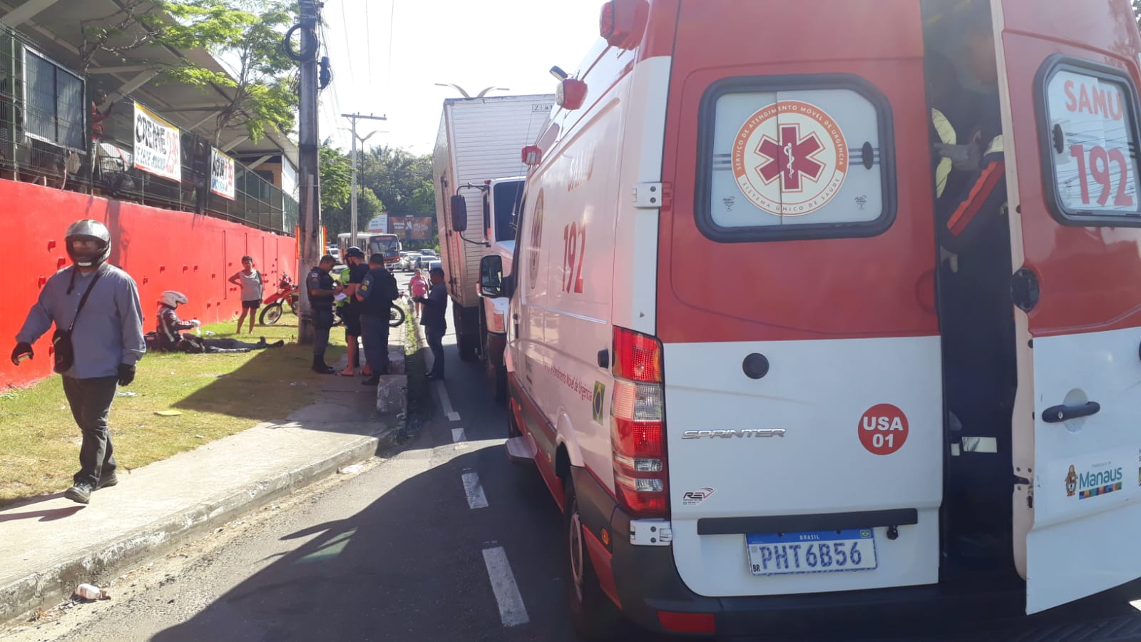Mulher é reanimada no meio de avenida após acidente entre moto e caminhão em Manaus 