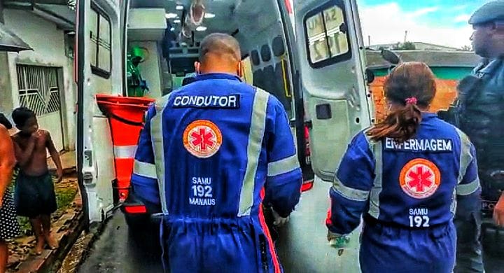 Aos gritos, homem invade casa após ser baleado por criminosos em Manaus