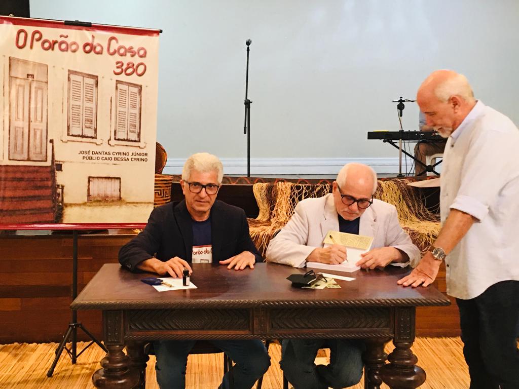 Noite de autógrafos marca lançamento do livro 'O Porão da Casa 380'