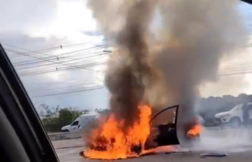 Carro fica destruído após pegar fogo em avenida de Manaus; vídeo