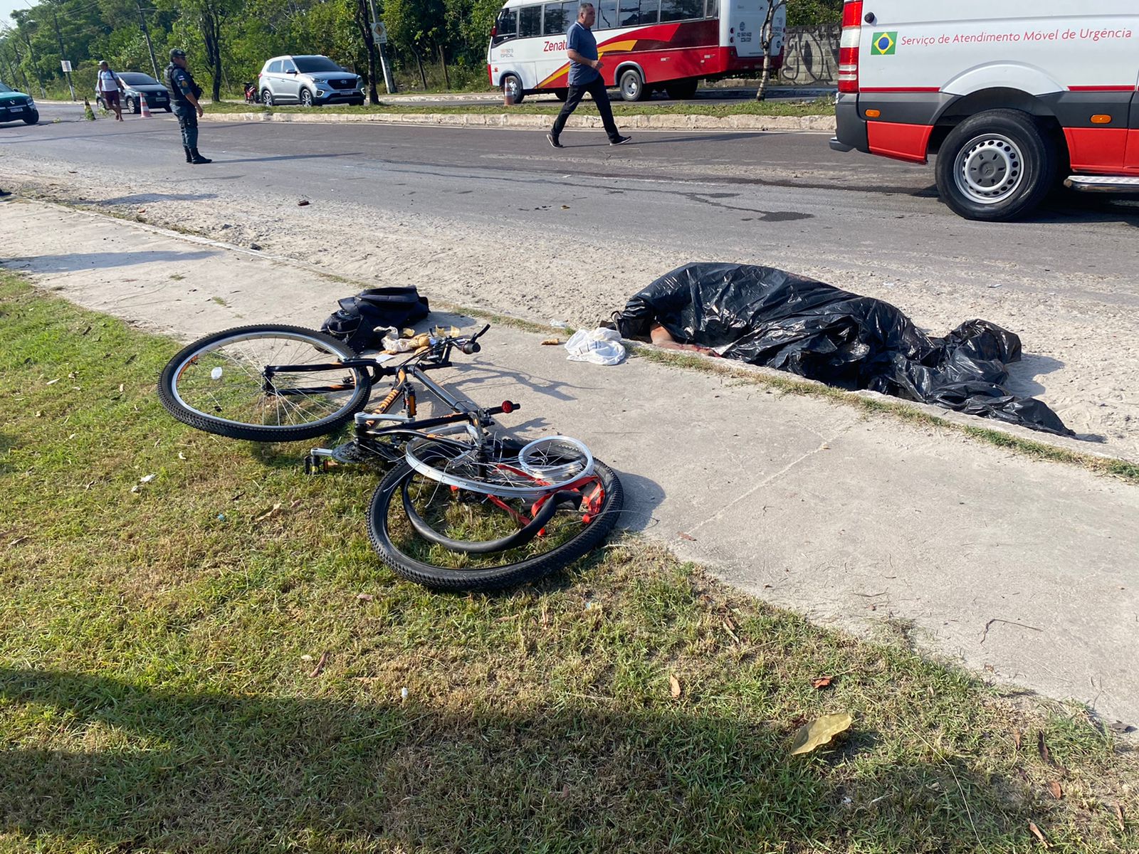 Acidente: Ciclista morre ao ser arrastado por carro a caminho do trabalho em Manaus