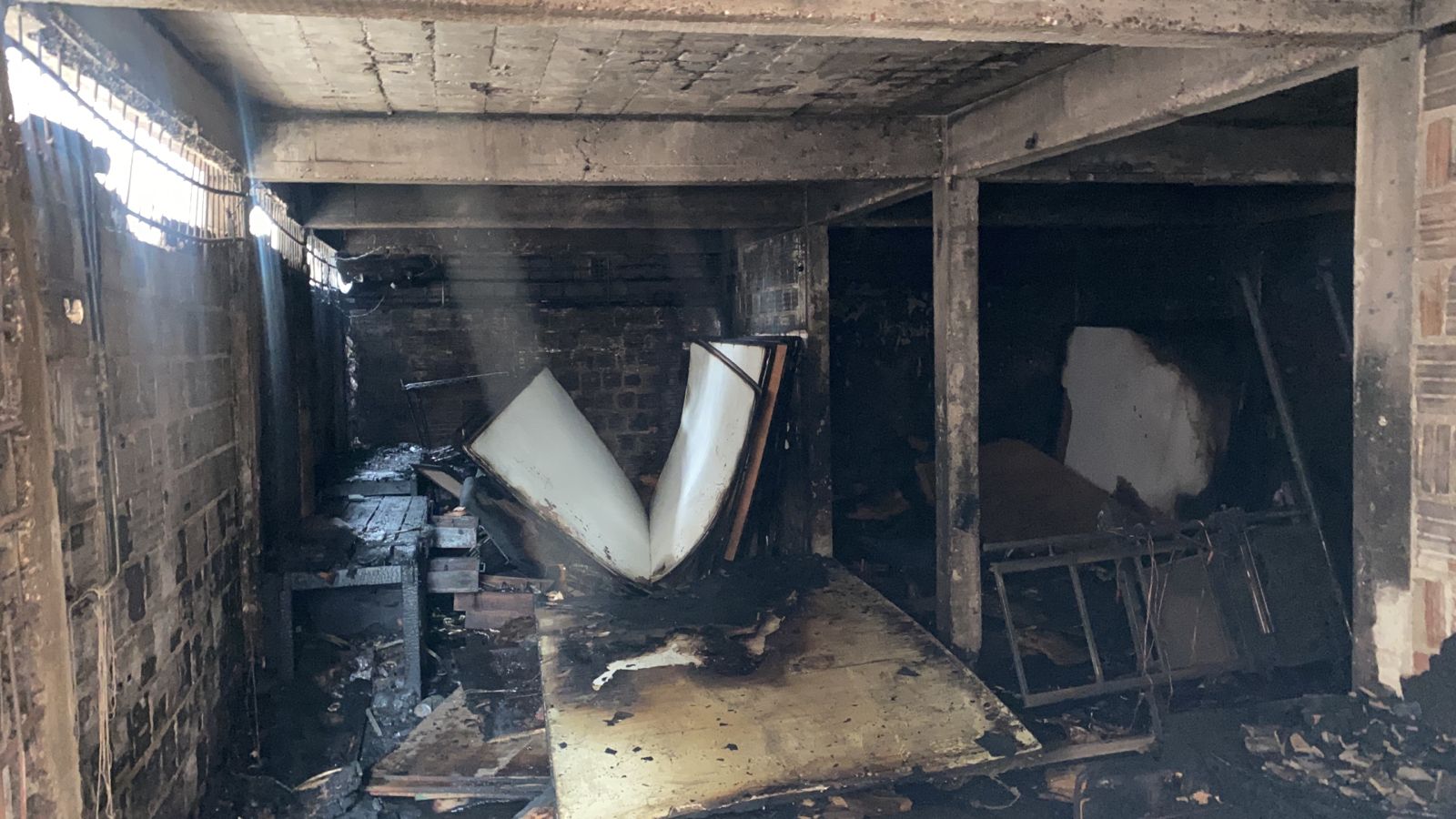 Pistola de cola quente provoca incêndio e destrói marcenaria em Manaus