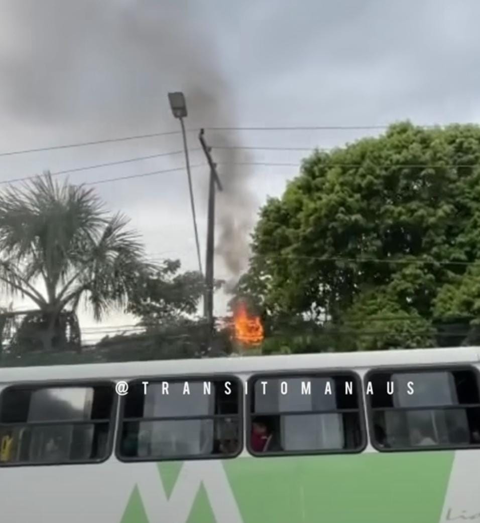 Fios de energia pegam fogo e trânsito sofre lentidão em avenida de Manaus; vídeo