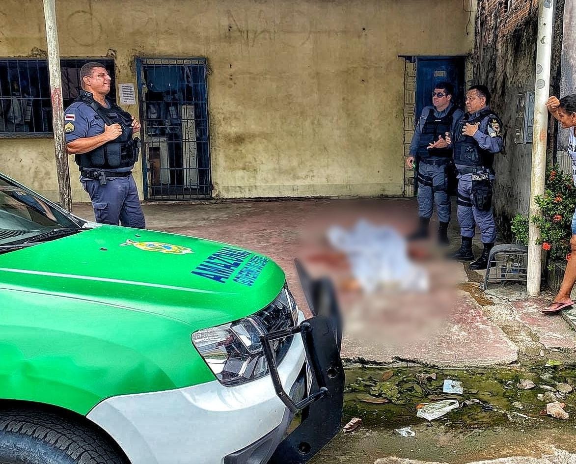 Após ser baleado, homem tenta correr e cai morto em calçada de casa em Manaus