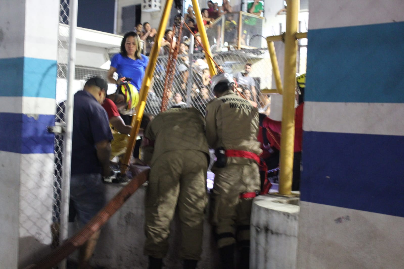 Bombeiros tentam resgatar menino que caiu em fossa em Manaus