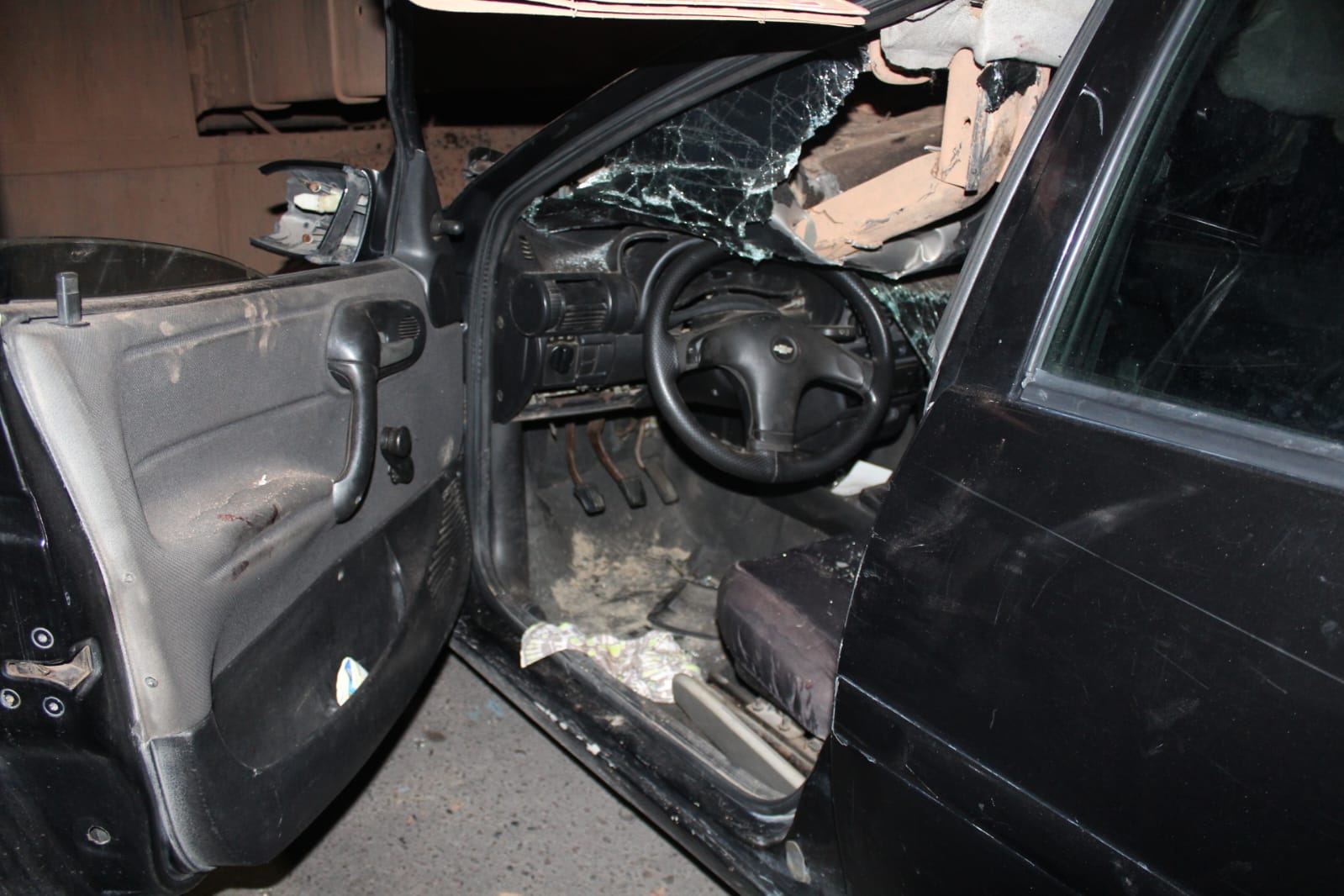 Carro fica destruído ao colidir com traseira de caminhão estacionado em Manaus