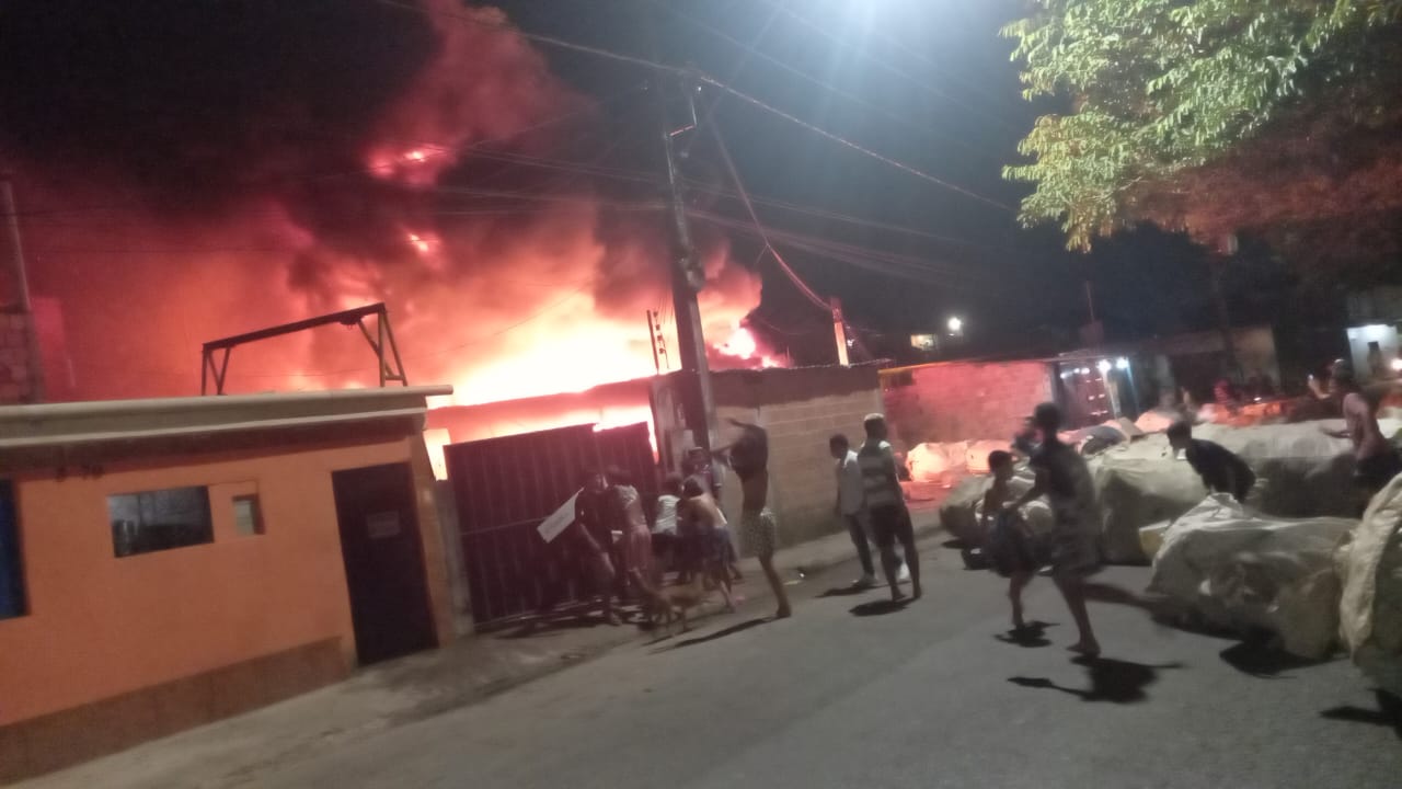Casa é tomada pelo fogo e moradores entram em desespero em Manaus; vídeos