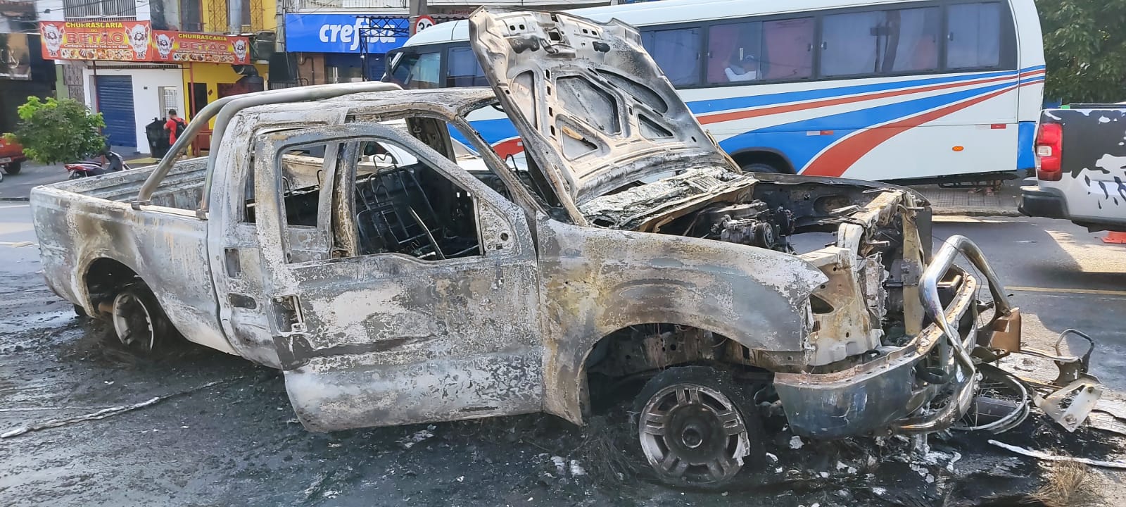 Fogo destrói carro e moto durante acidente em Manaus; piloto foi arremessado