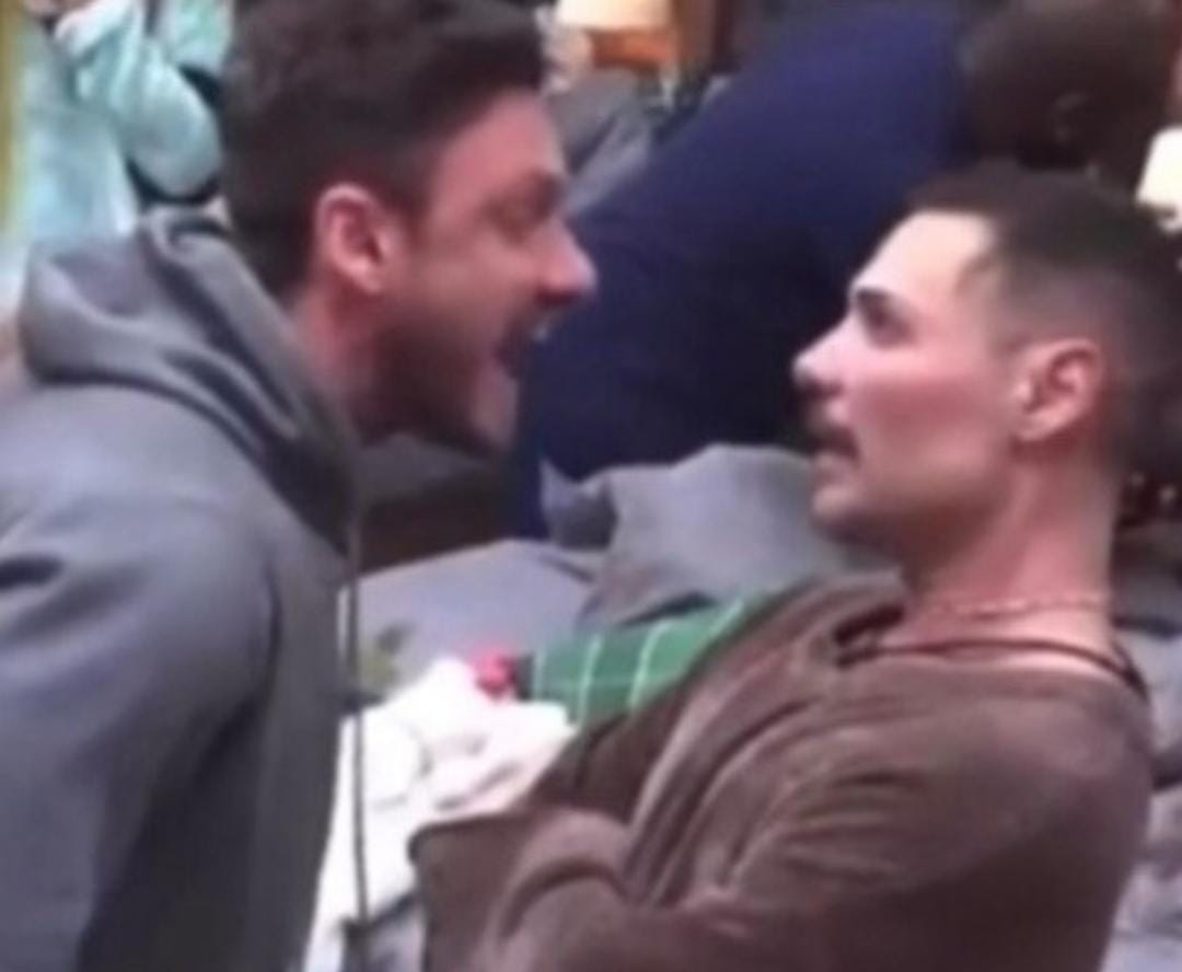 A Fazenda: Vini Buttel dá empurrão em Thomaz Costa e internautas pedem expulsão