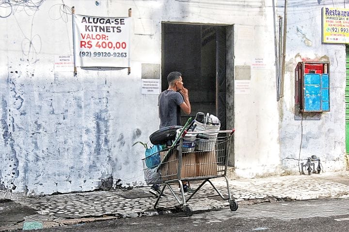 Aterrorizados com crimes em série, moradores decidem abandonar 'prédio da morte' em Manaus