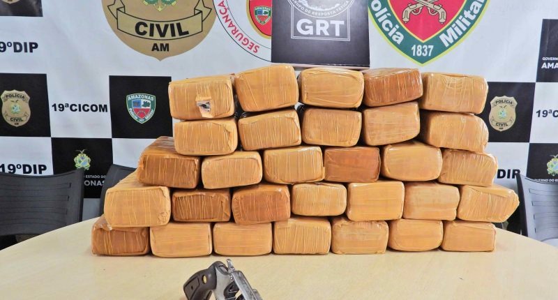 Arma e 30kg de drogas são apreendidos na Compensa