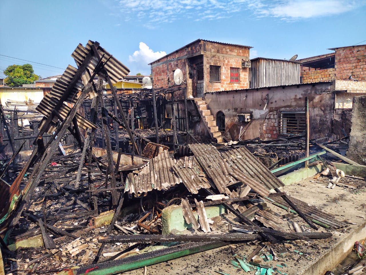 Crianças tentavam acender fogão em casa onde começou incêndio em Manaus