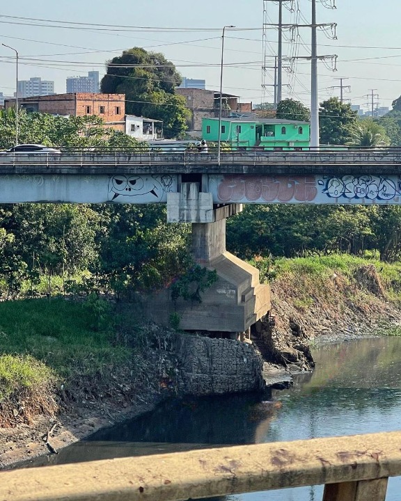 Após desabamento na BR-319, estrutura de ponte ameaça desmoronar em Manaus