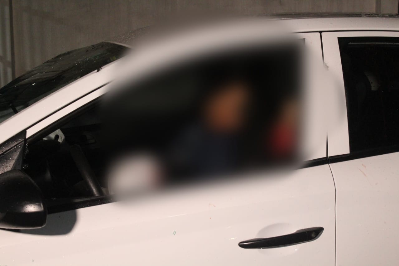 Carro invade posto de gasolina após ser crivado de balas em duplo homicídio em Manaus