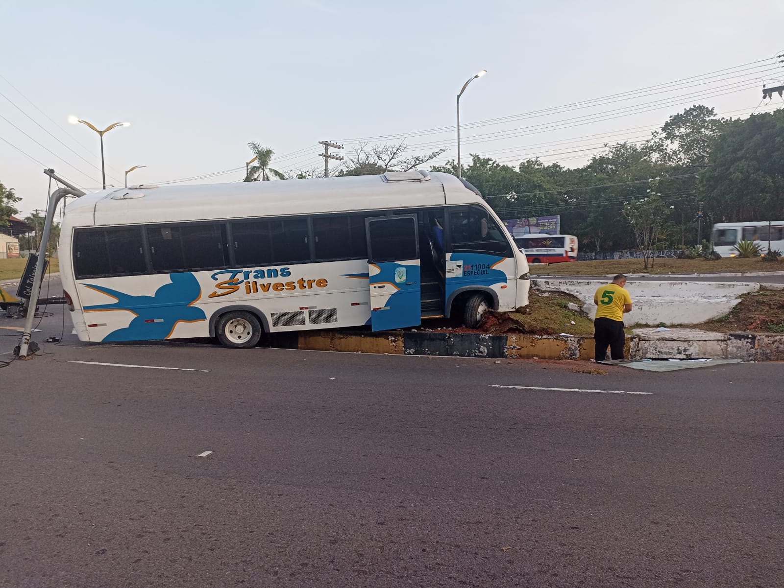 Motorista de rota dorme ao volante e derruba poste em acidente em Manaus