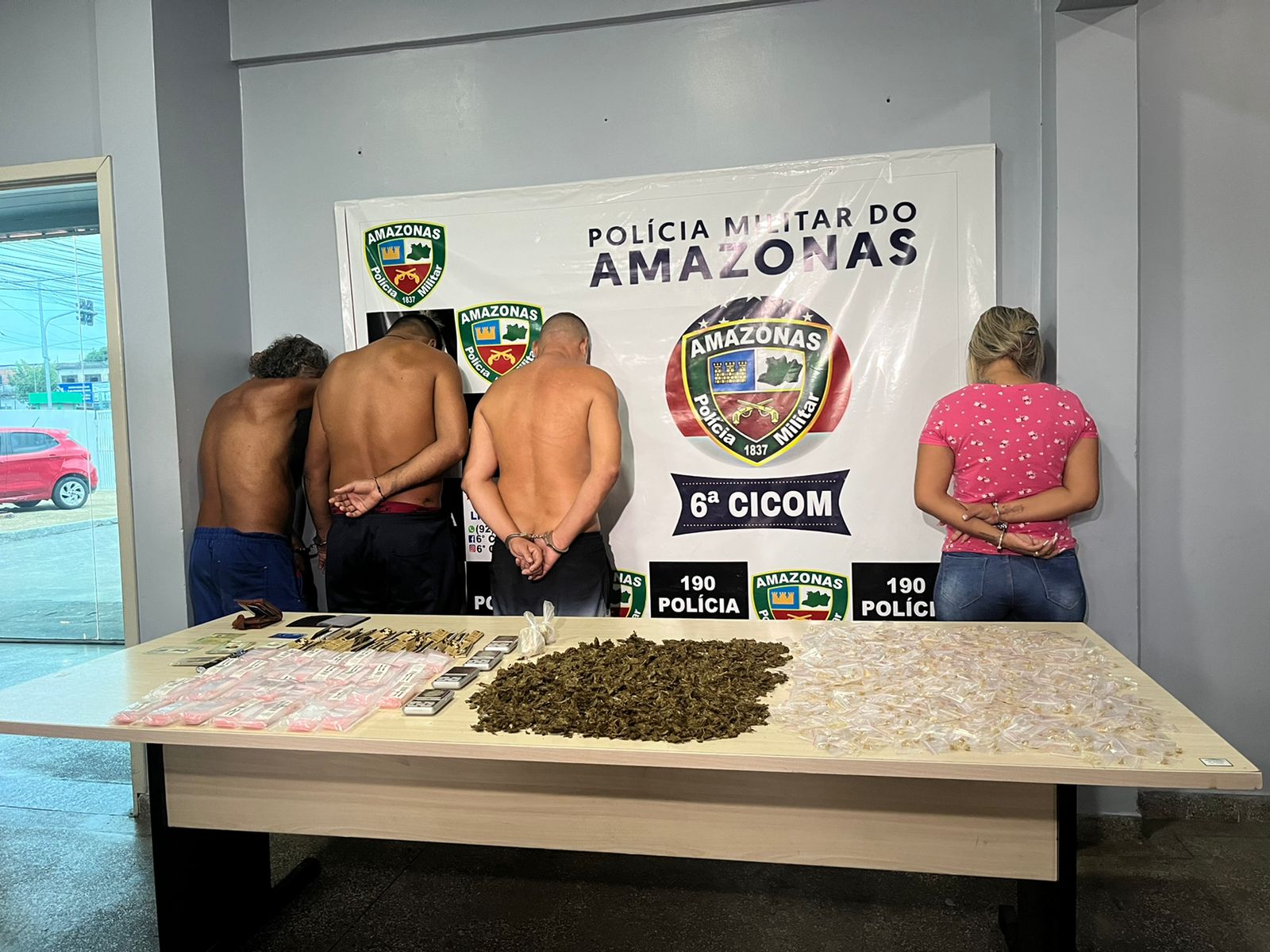 "Chefona" do tráfico e comparsas são presos dentro de laboratório de drogas em Manaus