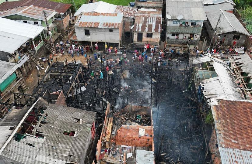 Vídeos: Incêndio de grandes proporções deixa 15 famílias desabrigadas em Coari