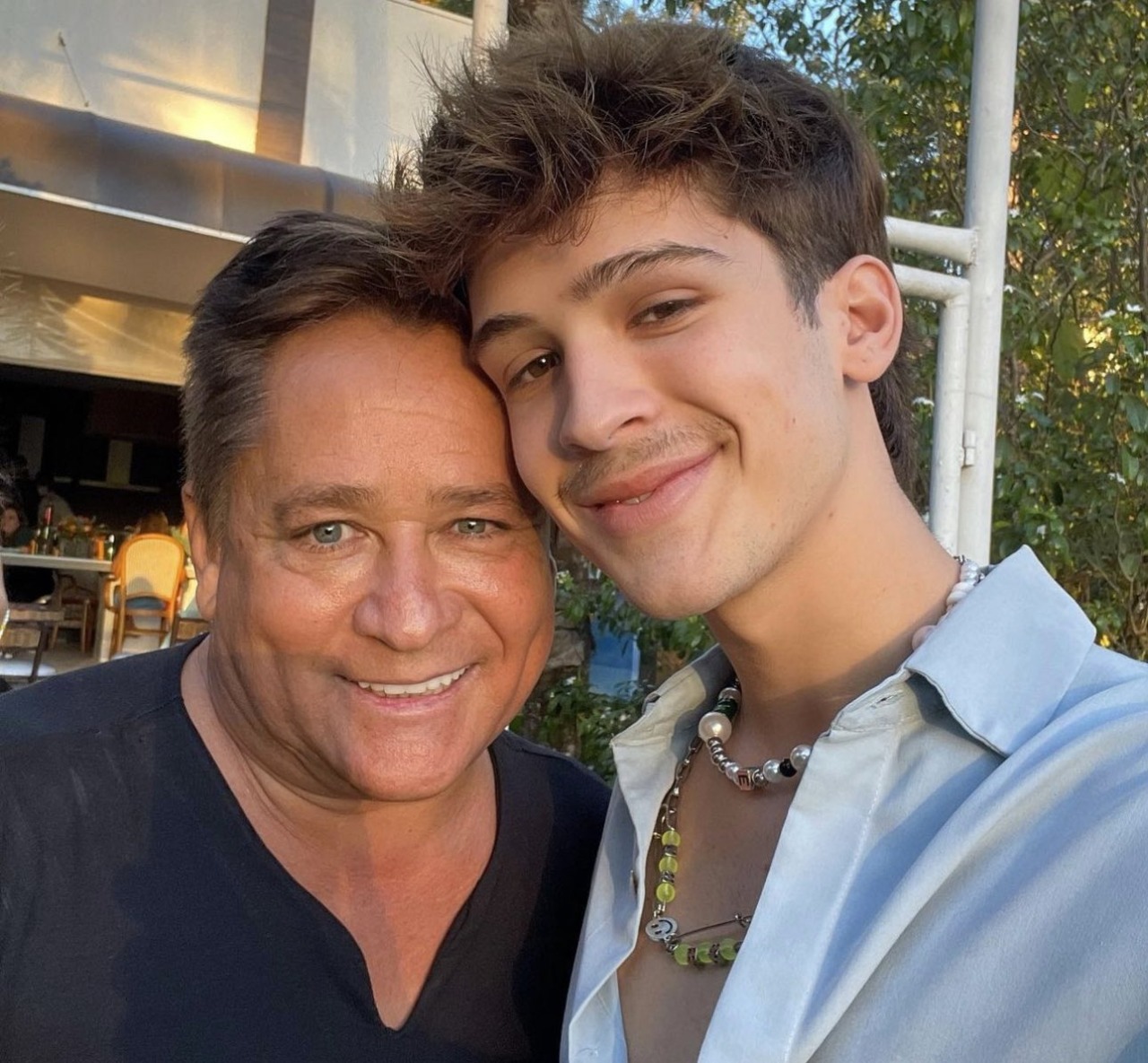 João Guilherme desabafa após encontro do pai Leonardo com Bolsonaro: 'me enoja'