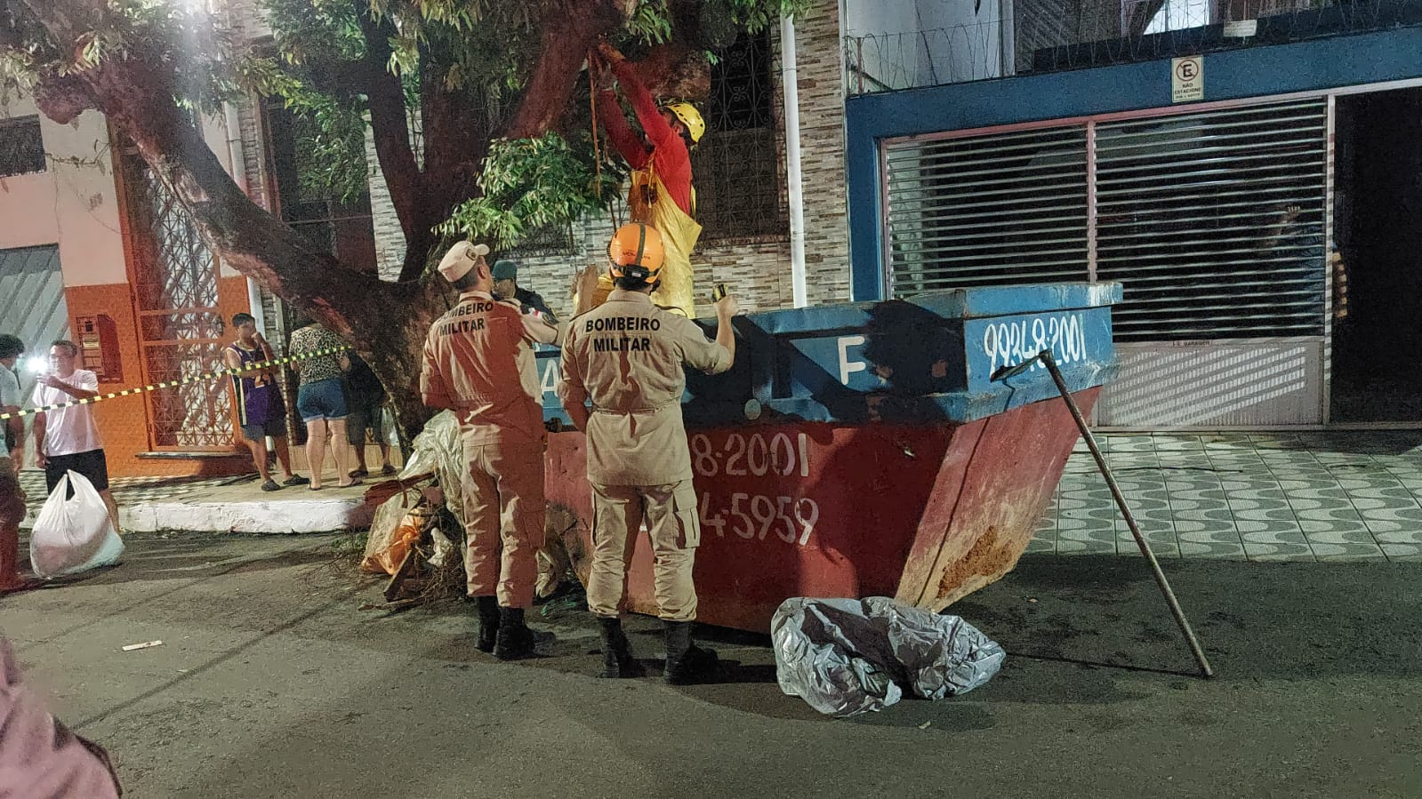 Corpo é encontrado em lixeira de Manaus após moradores reclamarem de mau cheiro