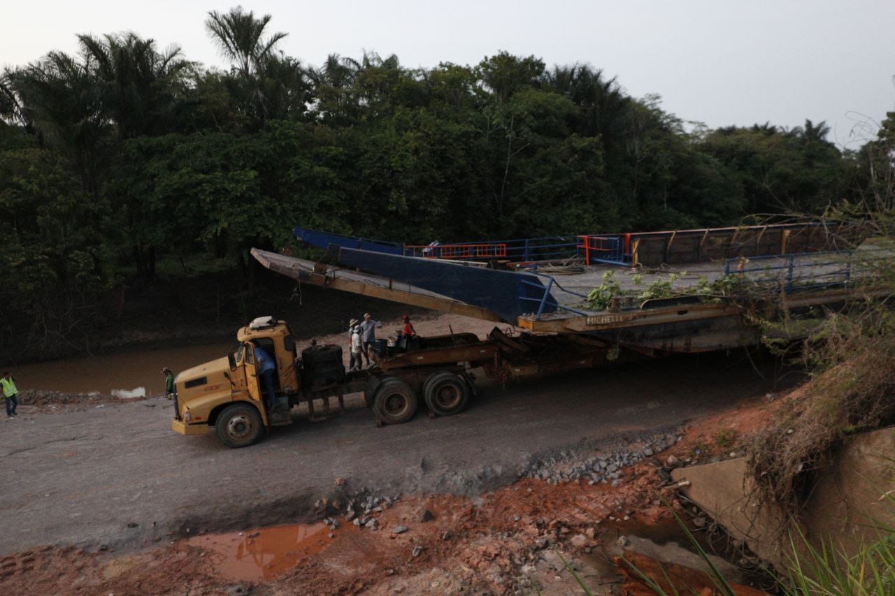 Balsa vai fazer travessia de pessoas e veículos onde 1ª ponte desabou na BR-319