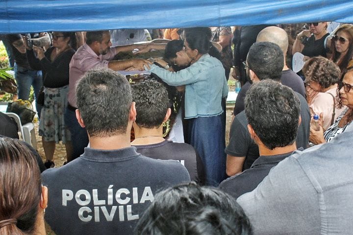 Sepultamento de delegado Aldeney Goes é marcado por forte comoção em Manaus